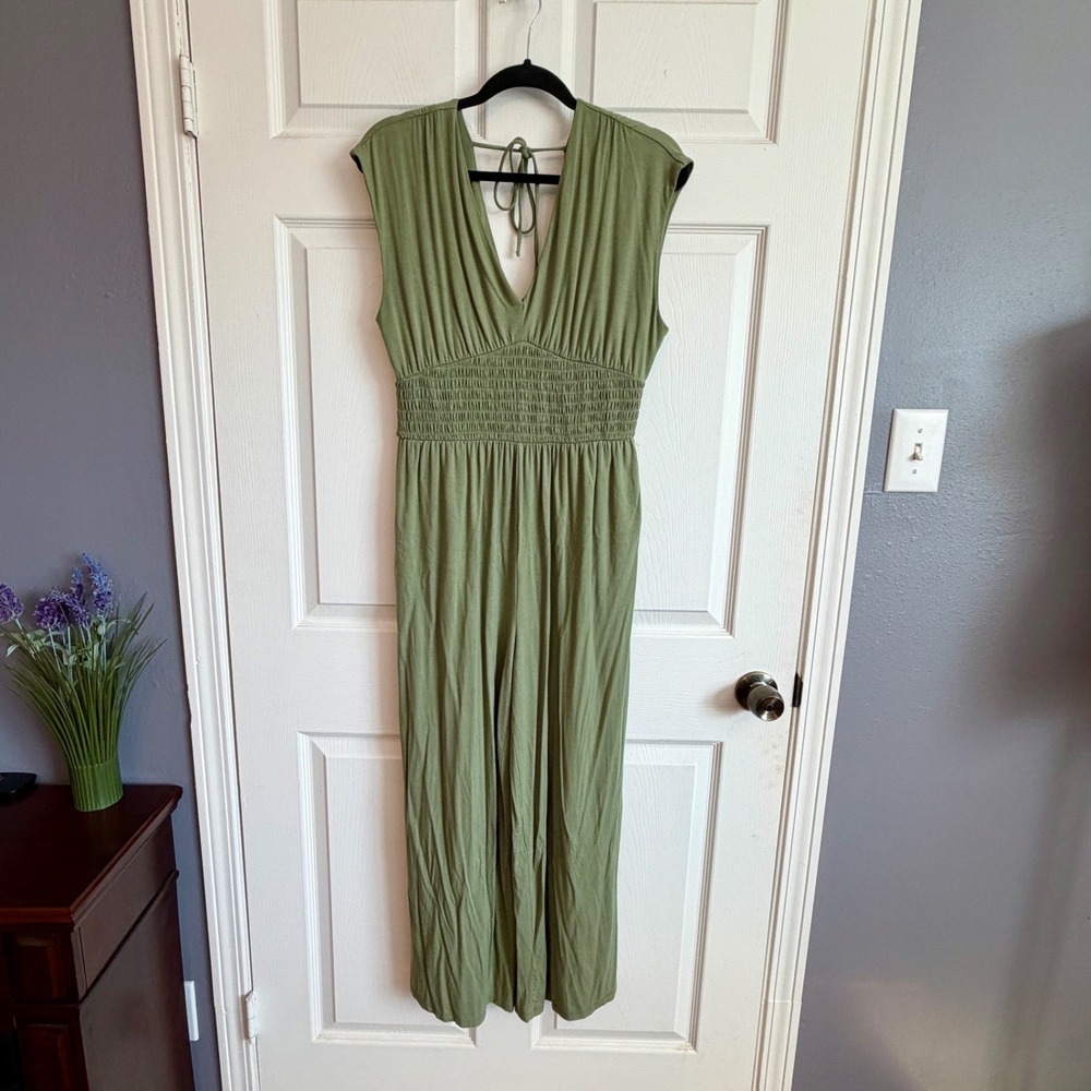 Old Navy Olive Green Sleeveless Wide Leg Jumpsuit Smocked Waist V-Neck 
Medium